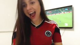Novinha estrangeira fazendo show na webcam durante jogo do brasil