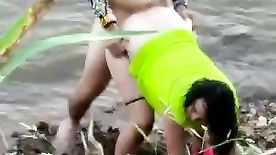 Flagra de sexo Ciclista para na beira do rio e fode uma gordinha mas acaba sendo flagrado