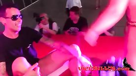 Porno amador xxx  Socando a pica na danadinha na em cima do palco na frente de todo mundo