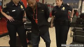 Assistir sexo amador gratis Policiais safadas pagando boquete