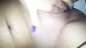Paranaense branquinha enfiando o dedo na sua vagina apertada