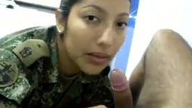 Militar latina fazendo boquete no sargento dentro do quartel