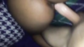 Branquelo comendo empregada negra dentro do seu quarto video caseiro