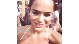 Bruna marquezine desfilando no carnaval 2018