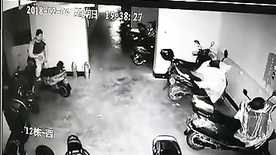 Cameras escondidas flagra tarado sarrando o pau nas motos de uma garag