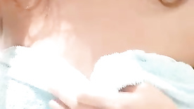 Novinha abre toalha mostrando peitinho com piercing