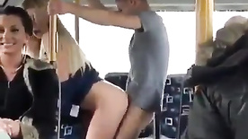 Sexo no onibus com passageiros vendo tudo acontecer