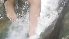 Amadora pelada tomando banho de cachoeira