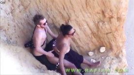 Turistas pegos no pega transasoltando na areia