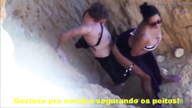 Turistas pegos no pega transasoltando na areia