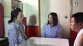Família asiática no incesto amador fazendo sexo com o pai