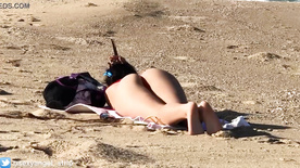 Flagra da morena gostosa masturbando na praia