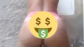 Novinha mostrando com sensualidade a sua bunda pedindo para o macho meter