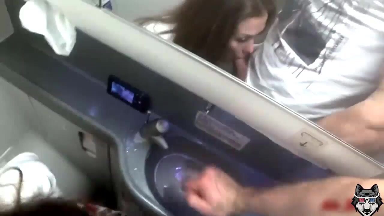 esposa traindo Sexo no banheiro do avião com vadia gostosa foto foto