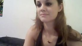 Puta exibida pagando peitinho de frente webcam