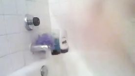 Puta exibida pagando peitinho de frente webcam