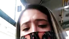 Mulher gozando no ônibus, safada masturbando a buceta no ônibus em movimento