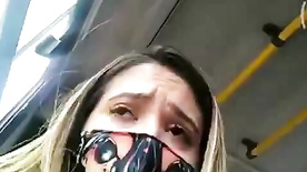 Mulher gozando no ônibus, safada masturbando a buceta no ônibus em movimento