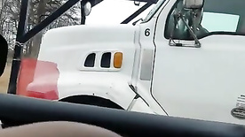 Amadora exibindo a buceta para o caminhoneiro na estrada