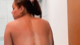 Flagra gostosa pelada indo tomar banho foi filmada por câmera escondida