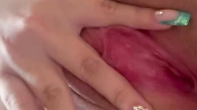 Morena cachorra masturbando o bucetão rosa