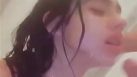 Porno amador de novinha fazendo boquete no pau duro enquanto toma banho
