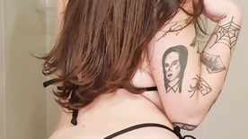 Putinha tatuada se exibindo de biquini fio dental
