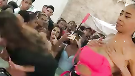 Putinhas mostrando os peitos para o Dj no baile de favela do Rio de Janeiro