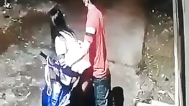 Câmera de segurança flagrou casal fodendo na moto na rua
