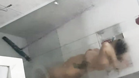 Vizinho tarado filma a vizinha pelada tomando banho