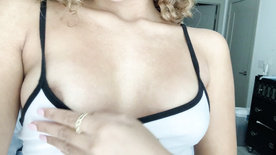 Camila Elle com tesão mostrando seus peitinhos naturais