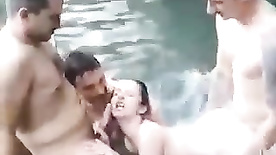 Loira ficou bêbada no churrasco e fodeu com três na piscina