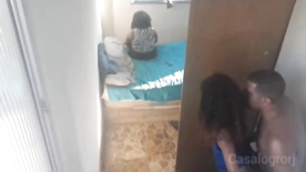 Padrasto transando com a enteada no corredor enquanto a mãe está no quarto