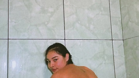 Laura Silva nua mostrando sua buceta molhadinha no chueveiro