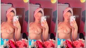 Beatriz Chavs mamilos rosados se exibindo após o banho