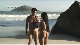 Mulher melão peladinha na praia de nudismo