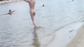 Filmando gatinha na praia de nudismo