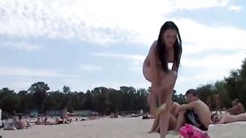 Filmando gatinha na praia de nudismo