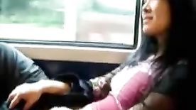 Moreninha batendo aquela siririca no ônibus