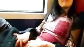 Moreninha batendo aquela siririca no ônibus