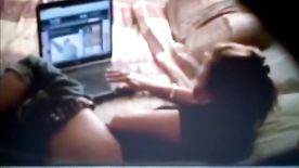 Morena tocando siririca vendo filme porno