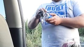 Video caseiro de gordo ostentando boquete com cerveja e revolver