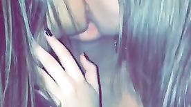 Vazou no whatsapp vídeo de novinhas lésbicas se beijando gostoso