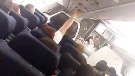 Mulher nua dentro do avião sendo gravado pelo marido