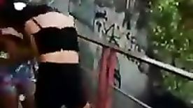 Voyeur Grava e Joga No whatsApp Duas Novinhas Pagando Peitinho Durante Briga De Rua