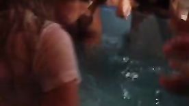 Caiu na net vídeo de Sacanagem de formandos Fazendo Rodizio de putas na piscina