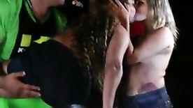 Rapariga beijando amiga gostosa e mostrando os peitinhos no moto show