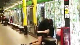 Casal Transando No Metro De Barcelona Caiu Na Net