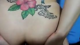 Loiraça gostosa tatuada fazendo sexo anal amador com vizinho do pau grande