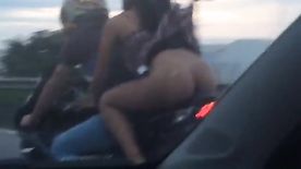 Baiana flagrada andando de moto sem calcinha nas ruas de bahia